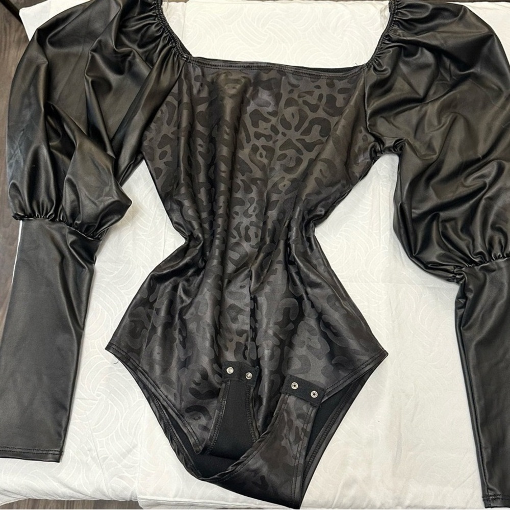 Stylish Black Leopard Print Bodysuit with Puff Sleeves